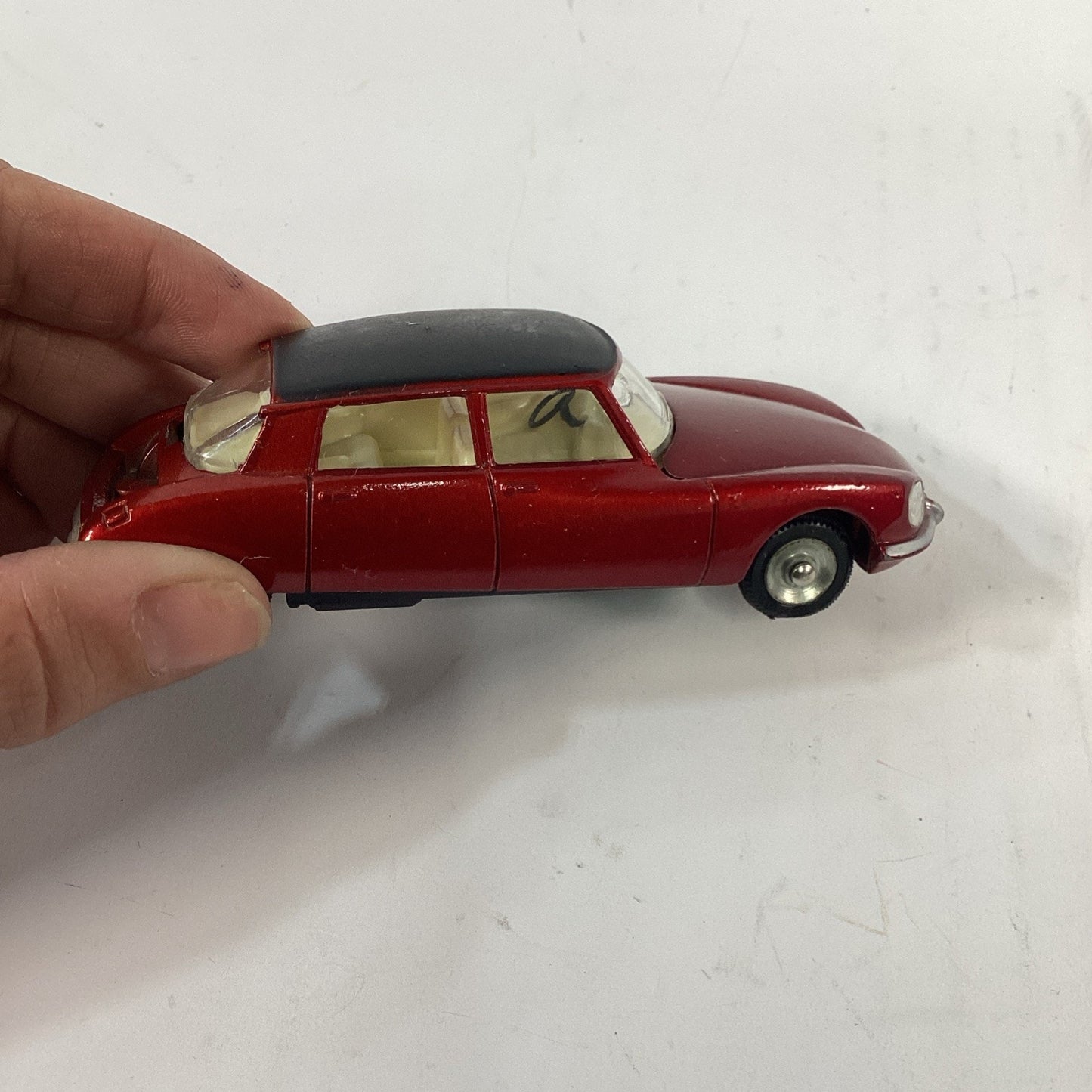 Dinky Toys CITROEN DS 23 1:43 Red/Black - Meccano - France - Made In Spain