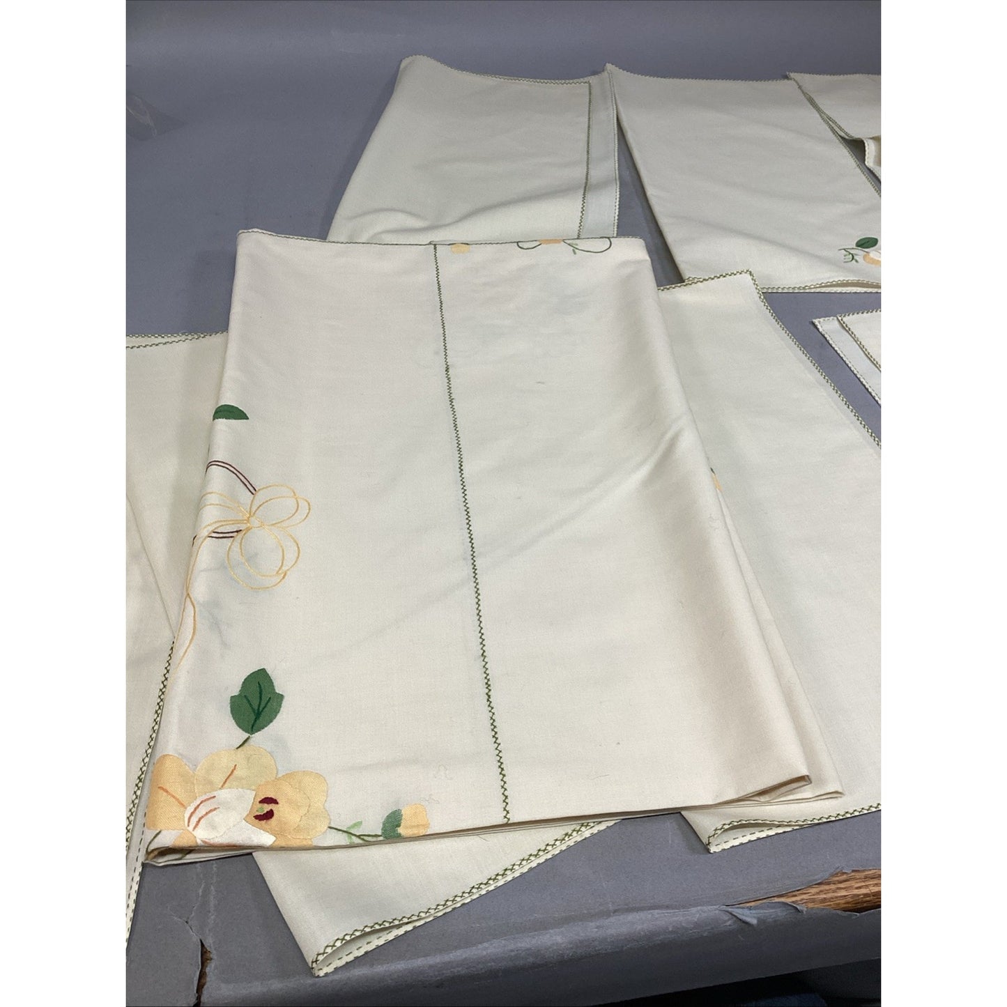 Vintage Hand Embroidery Broderie A La Main Floral Tablecloth & Napkins Set 70x18