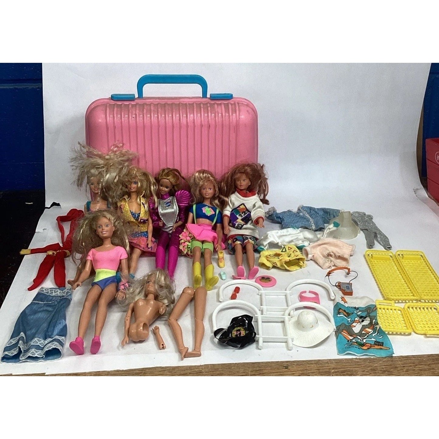 VTG 7 Barbie & Skipper Dolls W/ 39 Clothes & 11 Accessories + 1983 Pink Gear Box