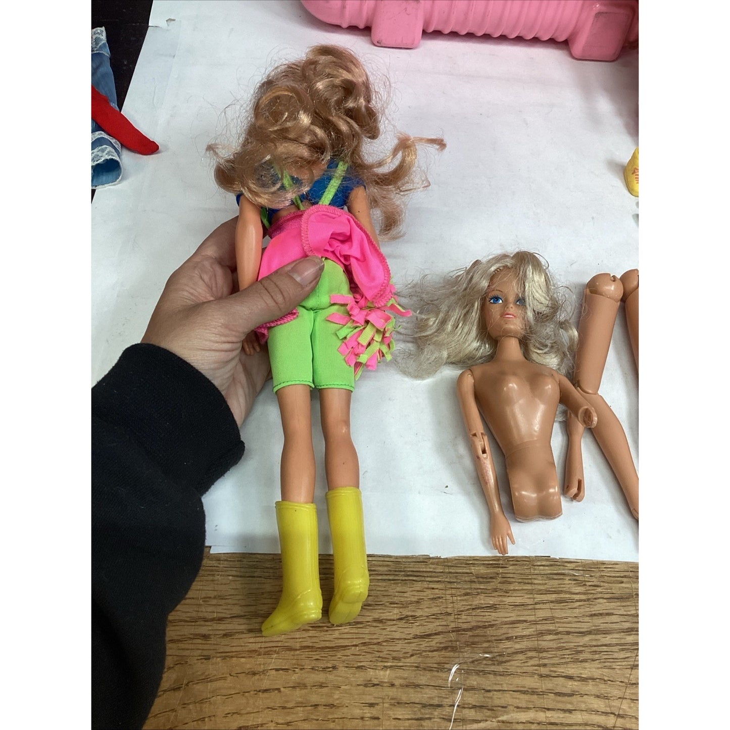 VTG 7 Barbie & Skipper Dolls W/ 39 Clothes & 11 Accessories + 1983 Pink Gear Box