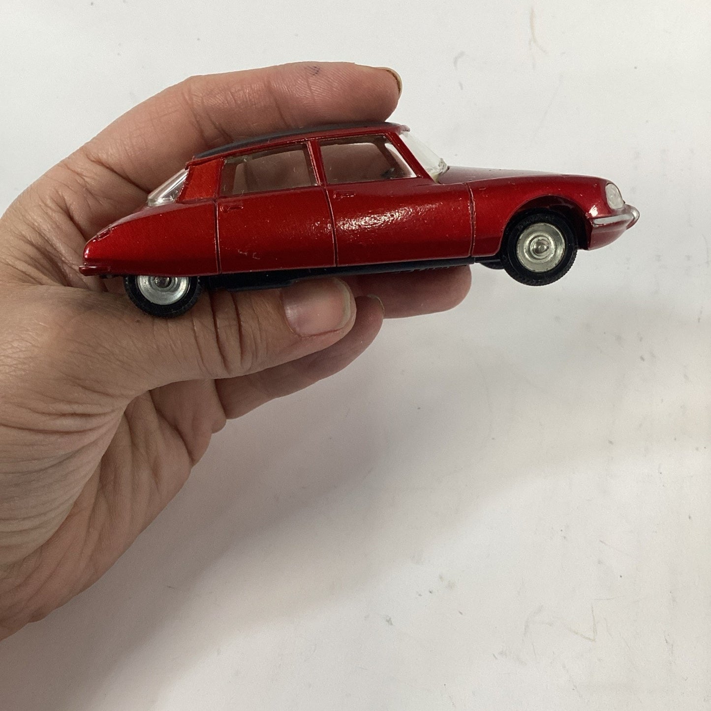 Dinky Toys CITROEN DS 23 1:43 Red/Black - Meccano - France - Made In Spain