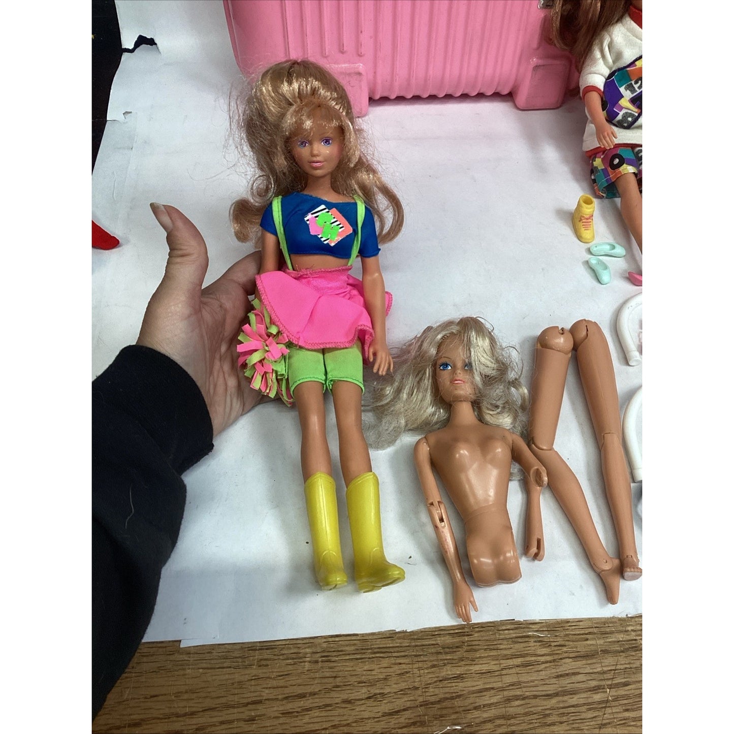 VTG 7 Barbie & Skipper Dolls W/ 39 Clothes & 11 Accessories + 1983 Pink Gear Box